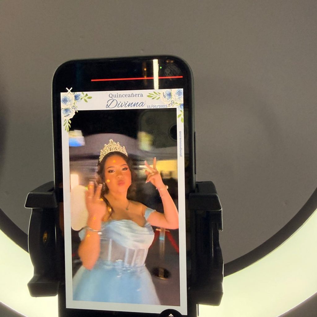 Pic360 ring with a quinceañera video displayed on the phone